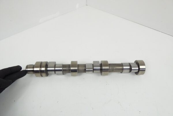 Porsche 911 993 Carrera Nockenwelle im Motor 99310524715 Links