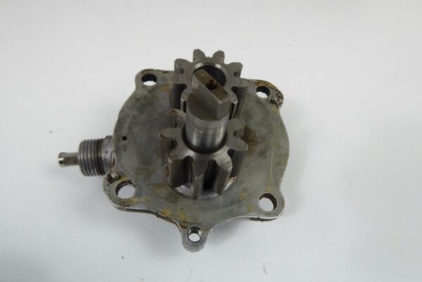 Porsche 356 Ölpumpe Deckel am Motor – Bild 3
