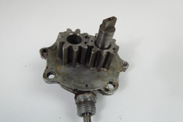 Porsche 356 Ölpumpe Deckel am Motor – Bild 4