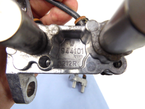 Porsche 911 928 944 951 Halter Sensor Kurbelwelle Halterung 9441013212 – Bild 8
