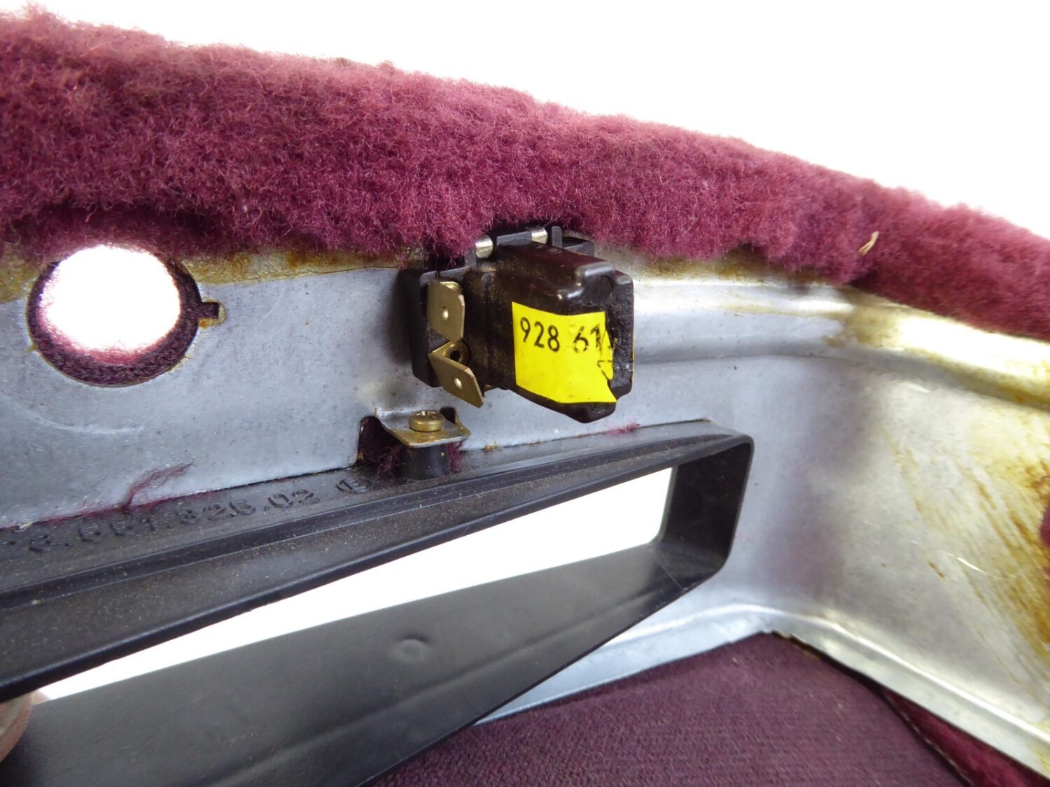 Porsche 928 Verkleidung Handbremse Rot Schalter Heckklappe OEM 92855132502 – Bild 4